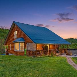Walkable to local attractions w Hot Tub Fire Pit Family, hotel v mestu Berkeley Springs