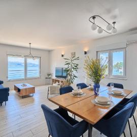 Vlado's - Beachfront & Rooftop Apartment, hotel di Slatine