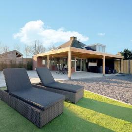 Vakantiehuis Stavenisse met hottub en omheinde tuin, hotel in Stavenisse
