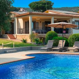 Viesnīca WELCS VILLA 353 PDA con piscina y jardin pilsētā Kalonge