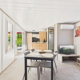Chalet BELHARRA 4 pers neuf et climatisé à Hasparren au Pays Basque avec piscine couverte chauffée, hotel en Hasparren