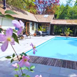 Rural Cottage Retreat, Near Goodwood Festival of Speed, Dog Friendly with Shared Outdoor Pool, gardens & Tennis, Free Parking! Chichester Holiday Properties