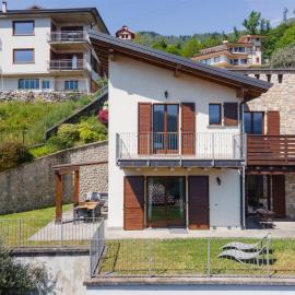 IseoLakeRental - Casa Cuneo, hotel in Costa Volpino
