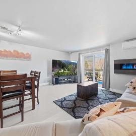 Modern Condo with Pool - Le Rendez-Vous, hotel di Beaupré
