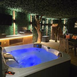 Rural Romantic Cabin-Hot Tub & Outdoor Kitchen