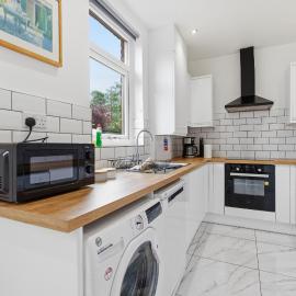 Large, Bright 4 Bed Home with Garden