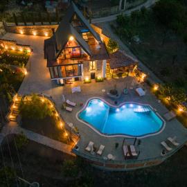 Sunrise House - Swimming Pool, хотел в Берат