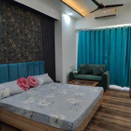 Arista Stay I Studio Room I Sec-4 Greater Noida, hotel in Noida