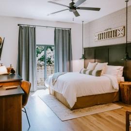 Gaines Ranch Homestead, ADA-Accessible King Suite, hotel v destinácii Wimberley