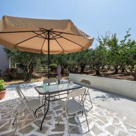 Holiday Home in einem Olivenhain in Strandnähe by Interhome, hotel a Linopótis
