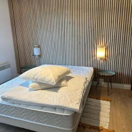 chambre avec terrasse et coin repas