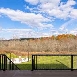 Luxury 4BR in Hudson Valley on a 8 Acre Estate - Hot Tub, Large Firepit, Oversized 38 Ft Deck!, Hotel in Old Chatham