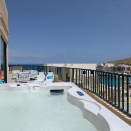 Jacuzzi Penthouse with Large Terrace & Views, hotel a Marsalforn