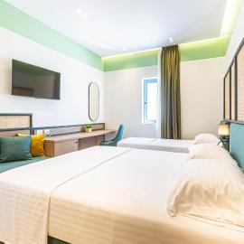 Santorini Luxury Room 5 - Beach Access, Parking and more, hótel í Palasë