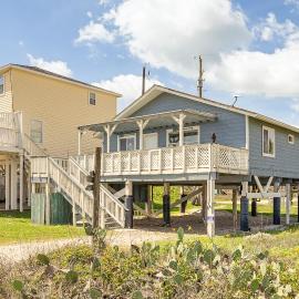 Walk to Gulf: Surfside Beach Home w/ Deck