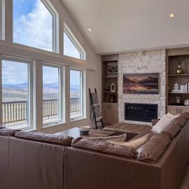 Great for Groups! Luxury Mtn-View Granby Home, ξενοδοχείο σε Granby