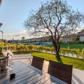 Aurora Light Suite - New 2026 - Private Gardens - Pool - Parking