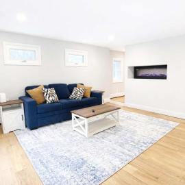 Spacious Beach House for 12 - 10-Min Walk to Beach - Family-Friendly Coastal Retreat, מלון בלונג בראנץ'