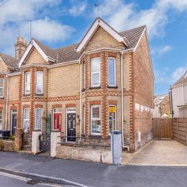 Porto Bello - spacious home with sunny patio and parking, hotel en Poole