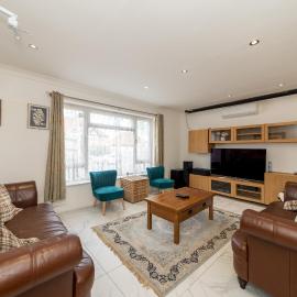 Modern House with AC 4 Parking Transport Links - Pass the Keys