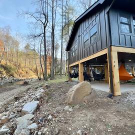 Cozy Creekside cabin- 35m to Boone, hotel in Butler