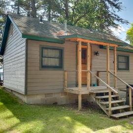 Dock + Views: Wooded Cabin on South Twin Lake, hotel u gradu Conover