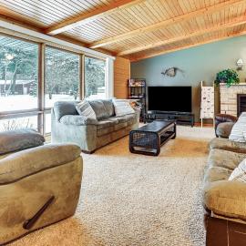Waterfront Petenwell Lake Home w/ Private Dock、Nekoosaのホテル