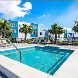 Two-story luxury condo near Disney with pool, khách sạn ở Kissimmee