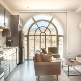 Deer District Studio Apt - One Block from Fiserv and Baird, hotel a Milwaukee