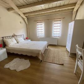 Fântânele Vacation Home, Charming Rustic Home, hotelli kohteessa Fîntînele