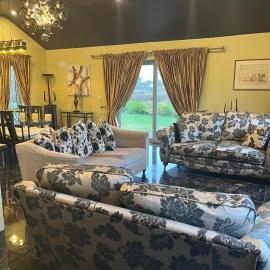Bungalow Sleeps 2 with Garden and Parking, מלון בTulla