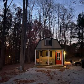 Cozy Lofted Cabin #1 at Cataract Lake Getaway, Hotel in Poland