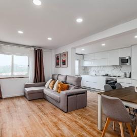 Bright & Stylish 2-Bedroom Flat with Balcony in Belas, Easy Access to Lisbon