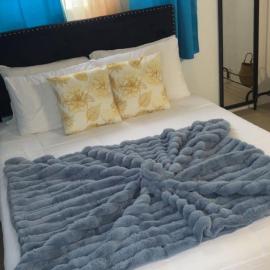 Burwood Breeze Retreat 5 mins to beach AC WiFi, hotel in Corral Spring