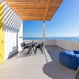 Santorini Luxury Room 10 - Private Terrace with Sea View, Parking and more, hotelli kohteessa Palasë