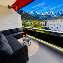 Topview 2BR Balcony & Mountain View Interlaken, hotel din Unterseen