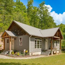 On 18 Acres! Secluded Leicester Home w/ Fire Pit, hotel u gradu 'Leicester'