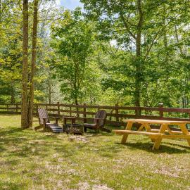 Leicester Retreat on 18 Acres w/ Fire Pit, hotel en Leicester