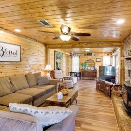 3 Acres w/ Pond & Trails! Serene Mount Ida Retreat, hotel v mestu Mount Ida