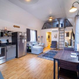 Cozy Lofted Cabin (#3) at Cataract Lake Getaway, Hotel in Poland
