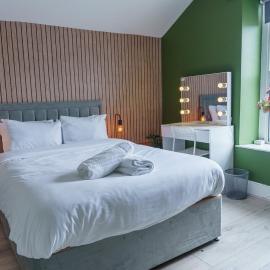 Praise Suite I Stylish Barry Studio near Barry Island, Gavin & Stacey Pub & Park I Wi-Fi & Parking I Easy Cardiff Access