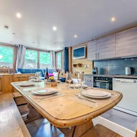 Spacious Ski-In Out apartment with Mountain Views