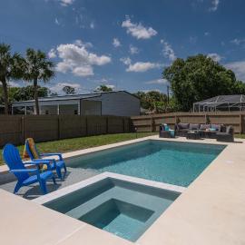 Spacious home private pool patio & bbq, hotel in Vero Beach