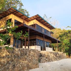 Sand Island Beach and Dive Resort โรงแรมในCulion