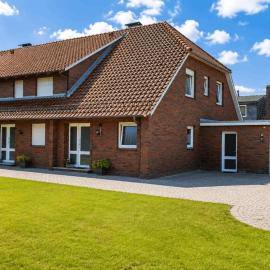FH-Nordseeanker-im-Huus-Godewind-vorm-Viermaster-mit-Sauna-und-Kamin