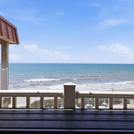 Kingfisher Oceanfront Condo w Pool & Elevator, hotel in North Topsail Beach