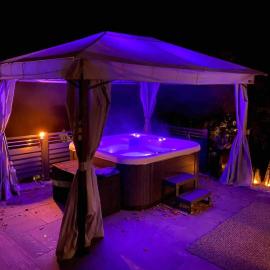 Spa-Villa mit privatem Whirlpool&Sauna und Panoramablick, hotel en Wellheim