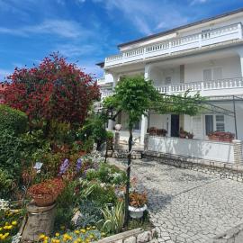 Pahljina Apartments: Rab şehrinde bir otel