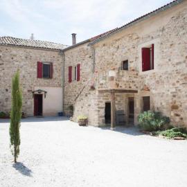 Le Sécadou du Mas - maison en pierre avec piscine, hotel Bournazel városában