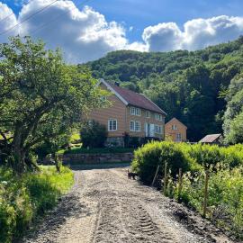 1824 Timber House Between Farsund And Lyngdal, hotel v destinaci Lyngdal